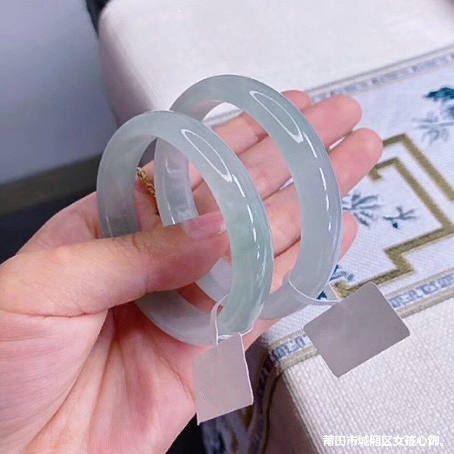 缅甸天然翡翠手镯少女款白月光淡绿浅绿翡翠色玉手镯冰种通透镯子