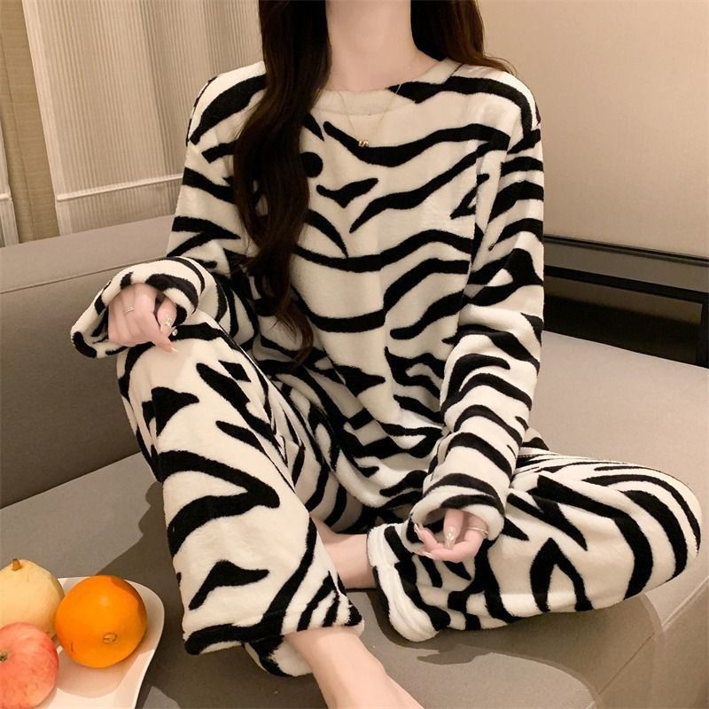 珊瑚绒睡衣女保暖家居服秋冬条纹休闲慵懒风可外穿圆领加厚两件套