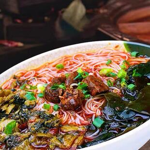 绵阳米粉四川麻辣牛肉味菌汤味桶装方便米线粉丝速食冲泡