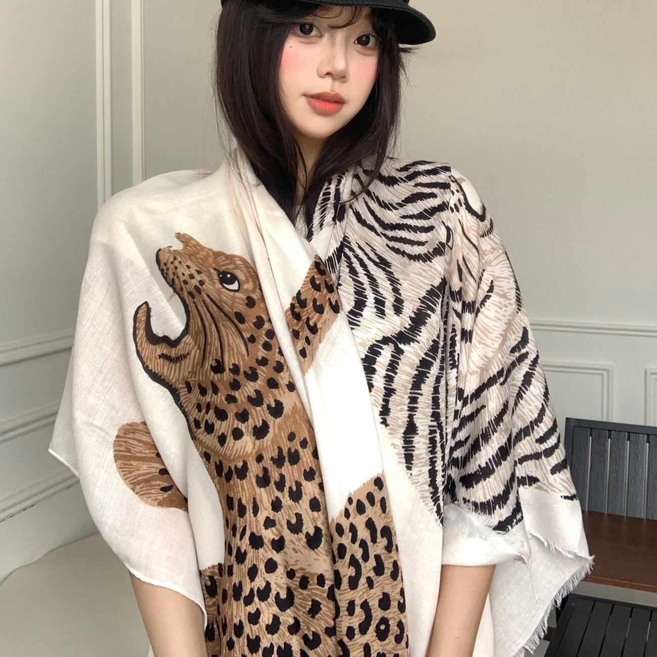 老钱风豹纹丝巾女轻奢气质棉麻围巾空调房外搭长款披肩防晒头巾