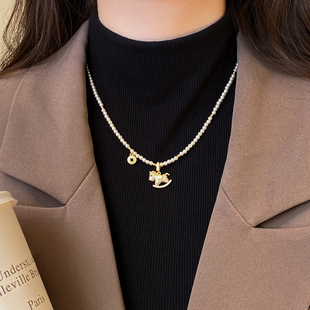 古婷金色满钻小马珍珠项链女2026新款高级感轻奢小众秋冬衣服配饰