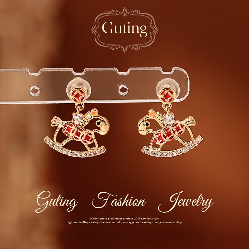 古婷镂空小马红色钱币耳钉女2025新款爆款秋冬耳饰适合圆脸的耳环,饰品/流行首饰/时尚饰品新,耳钉,淘宝优惠券,粉丝福利购,淘宝优惠卷