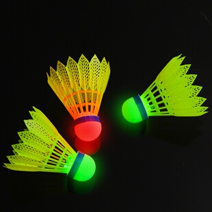 球头发光羽毛球防风夜光尼龙球带灯耐打夜用荧光发亮夜打闪光球