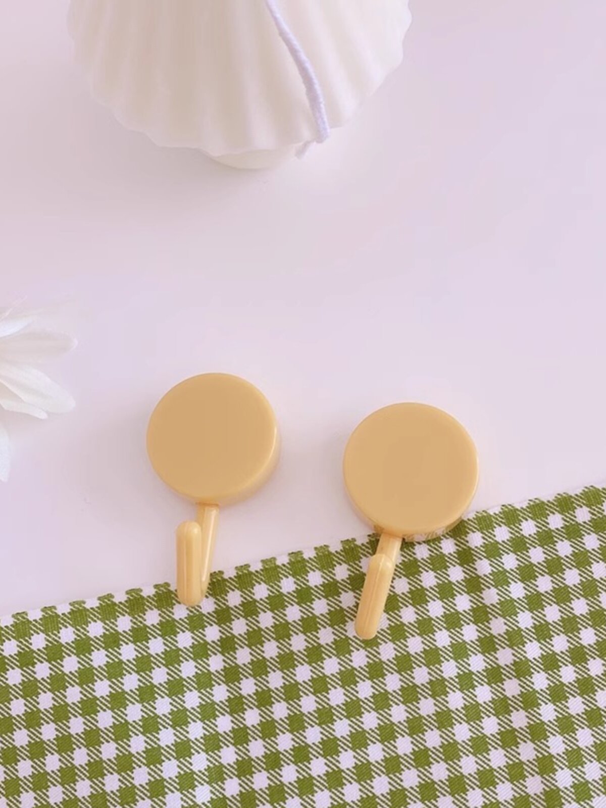 INS 라운드 작은 후크 북유럽 스타일 간단한 학생 기숙사 원활한 홈 크리 에이 티브 작은 끈적 후크 크리 에이 티브 귀여운 교수형