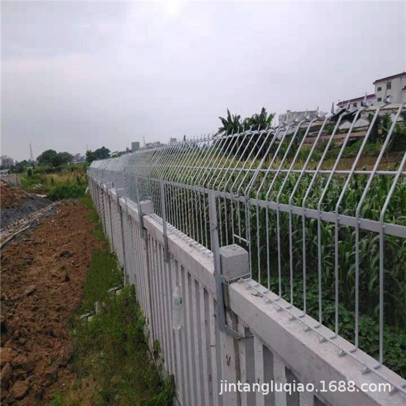 高速铁路沿线钢筋混凝土防护栅栏水泥护栏围栏加高加密防爬倒刺网
