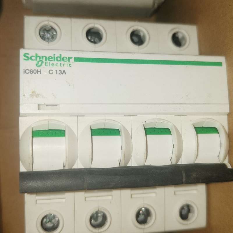 请议价-施耐德iC60H 4P C13A空气开关,成色好性能没怎么用