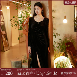 西町村屋连衣裙女2023冬百搭复古法式 方领开衩丝绒长裙AD8502001