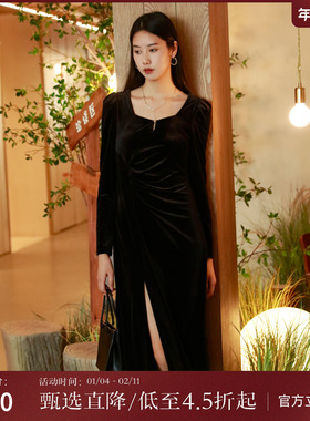 西町村屋连衣裙女2023冬百搭复古法式方领开衩丝绒长裙AD8502001