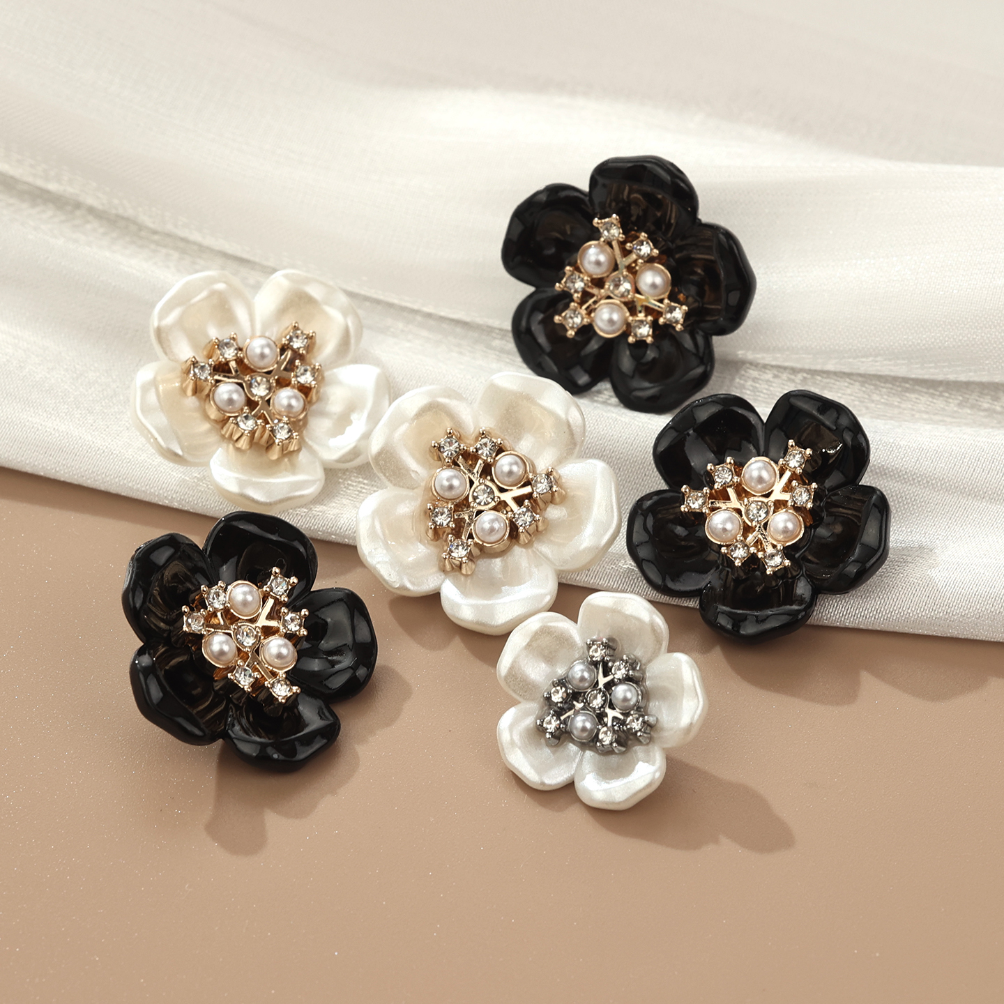 高档镶钻花朵女外套开衫纽扣