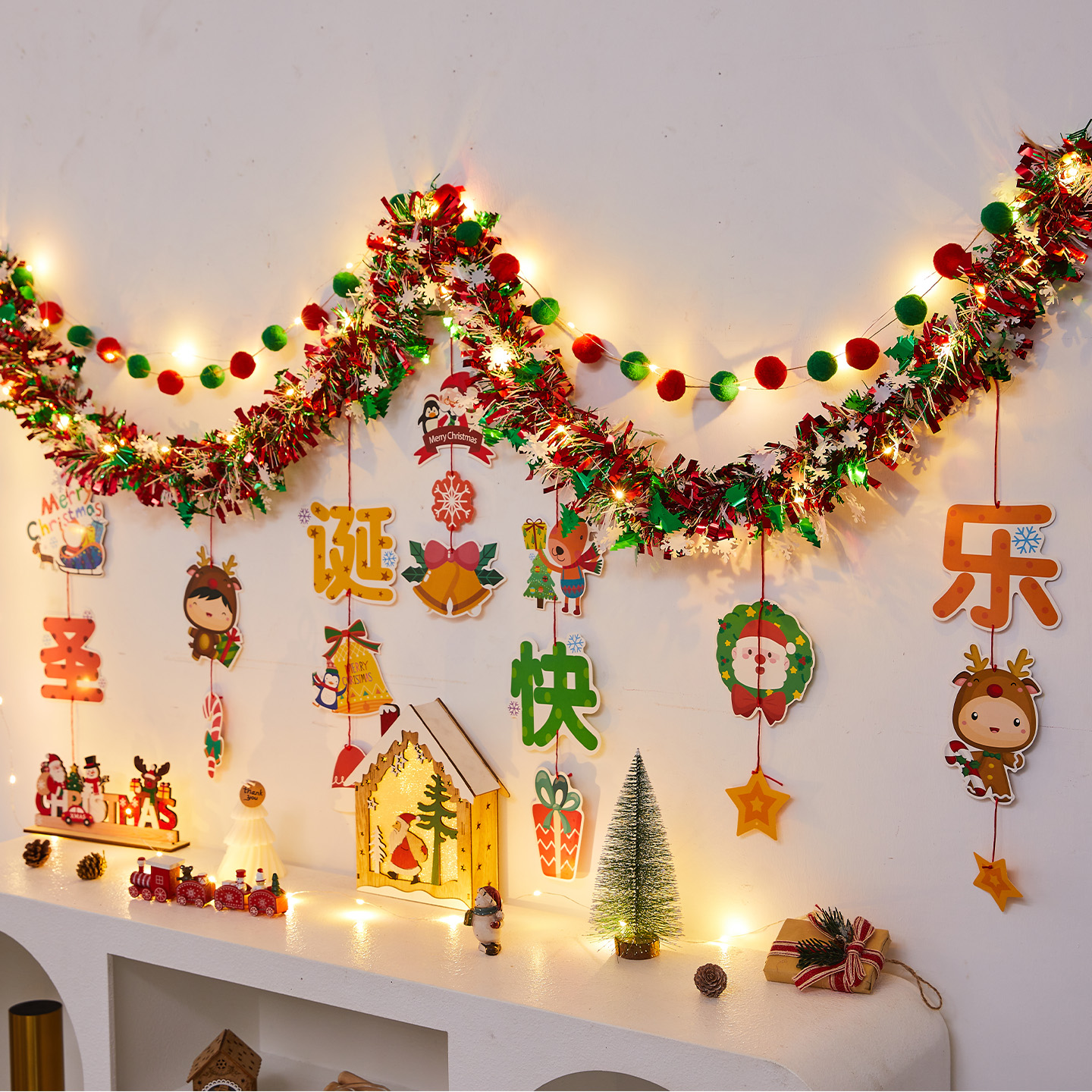 2025圣诞节装饰品拉花毛条场景布置彩条拉旗挂件超市商场吊顶挂饰