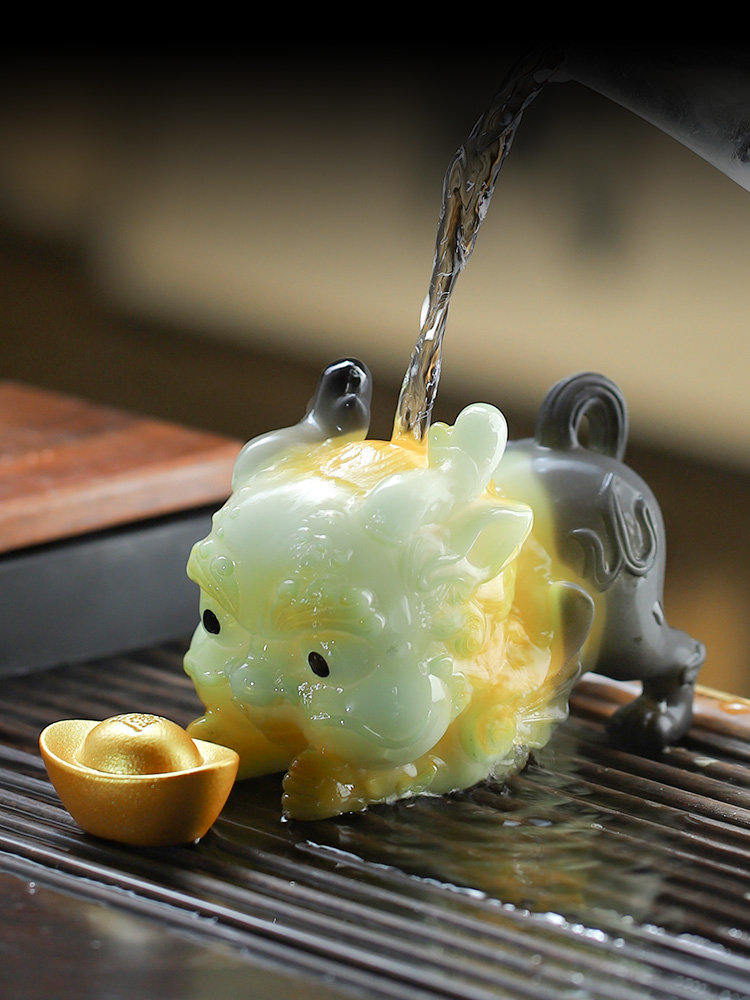 Color-changing tea pet Pixiu holding ingot tea table table decoration tea from pet tea play kung fu tea set decoration decoration