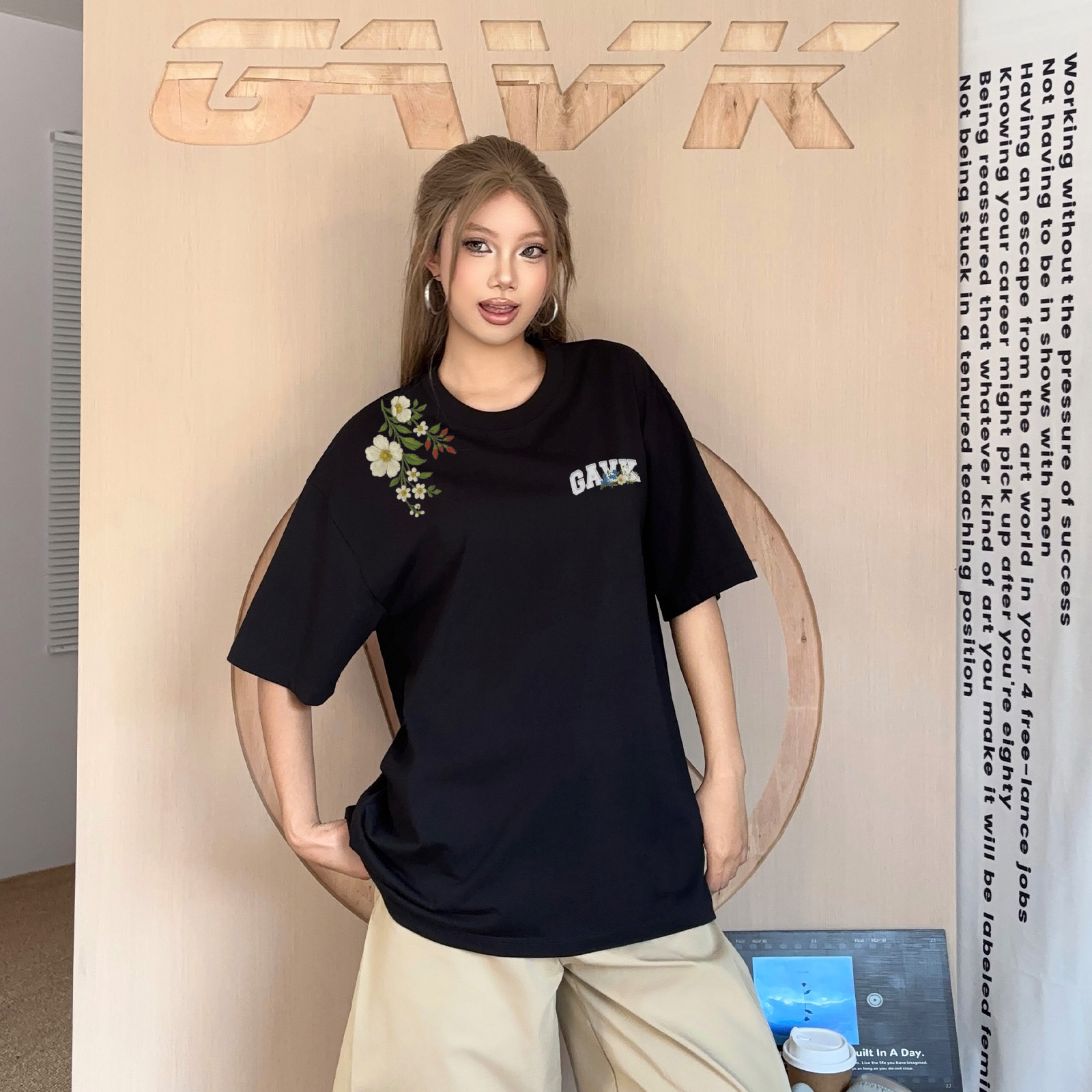 GAVK 藤蔓花卉品牌logo仿刺绣印花宽松圆领休闲日常穿搭短袖T恤