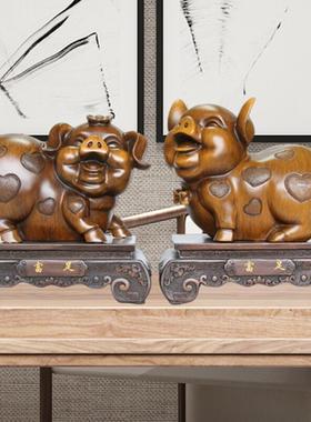 生肖猪摆件一对家居客厅家用树脂工艺品酒柜桌面木装饰品