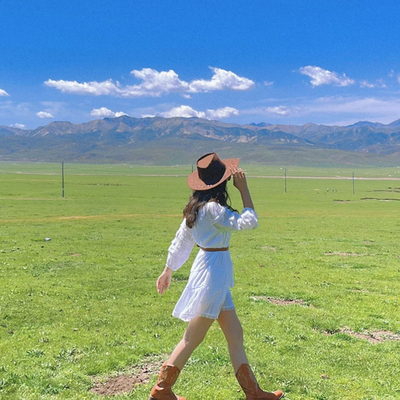 新疆草原川西旅游穿搭高级感白色连衣裙云南大理海边度假收腰裙子