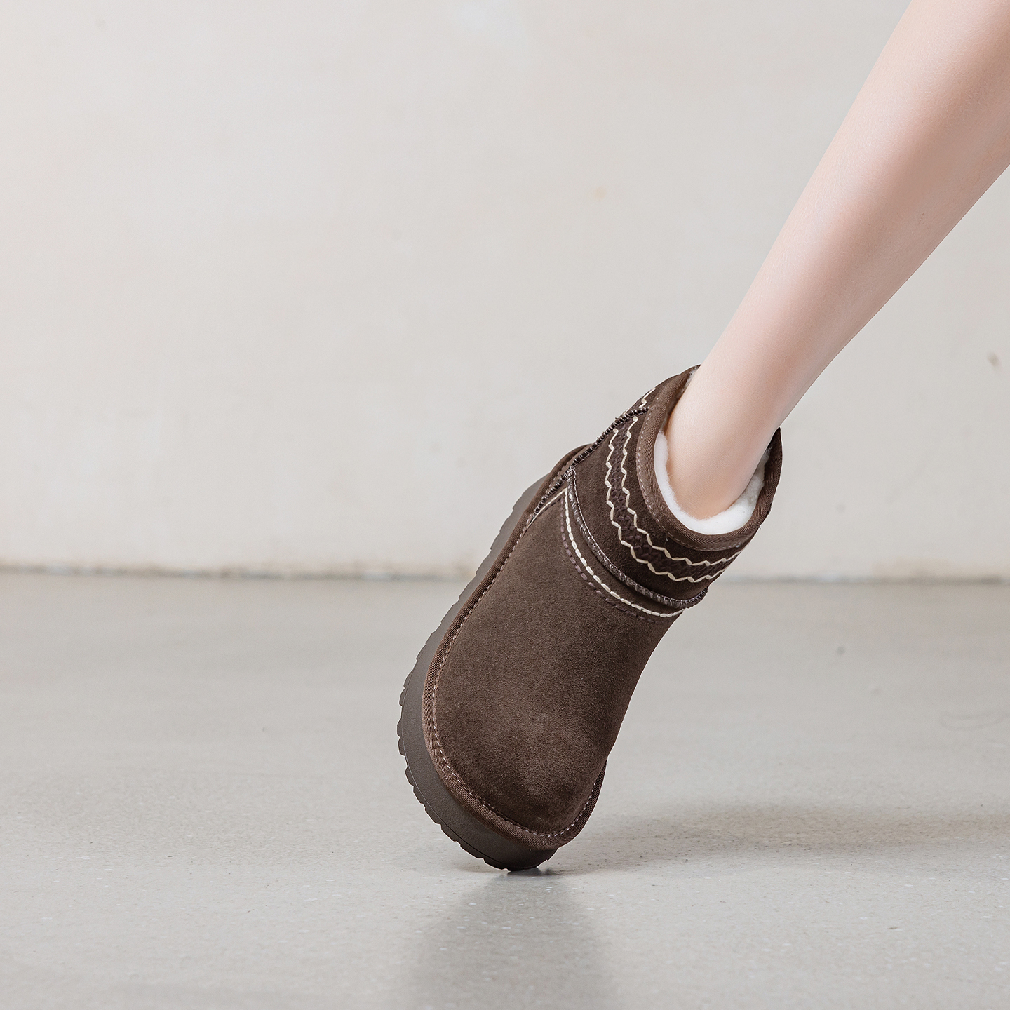 冬季新款轻便舒适百搭显脚小棉靴