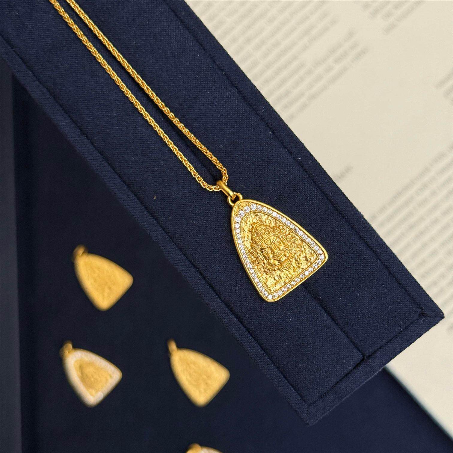 金店同款古法沙金黄金色镶钻黄财神吊坠项链新中式国风精致锁骨链