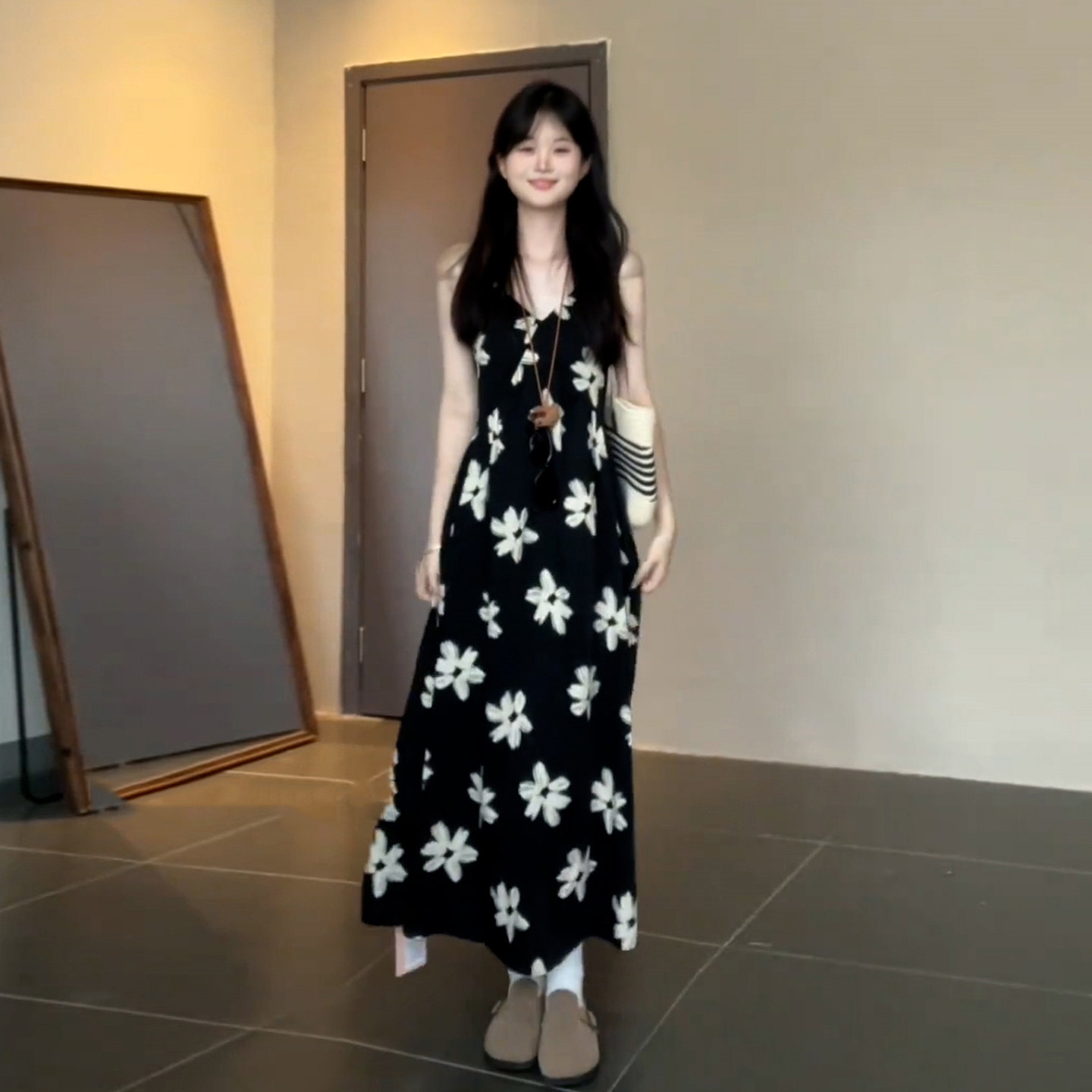 法式黑色碎花吊带洋装子女夏季2026新款小个子气质海边度假长裙
