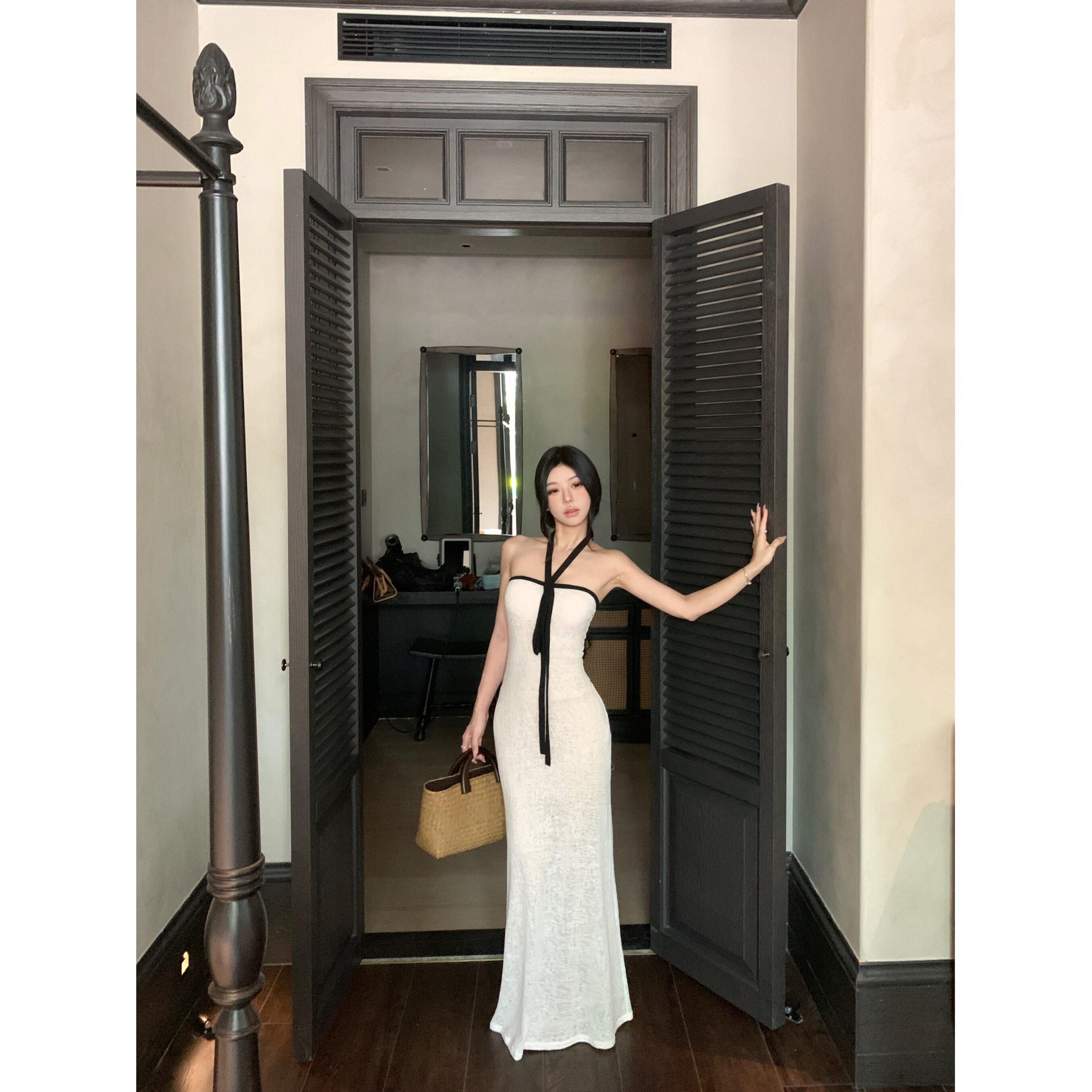 辣妹风白色挂颈抹胸洋装