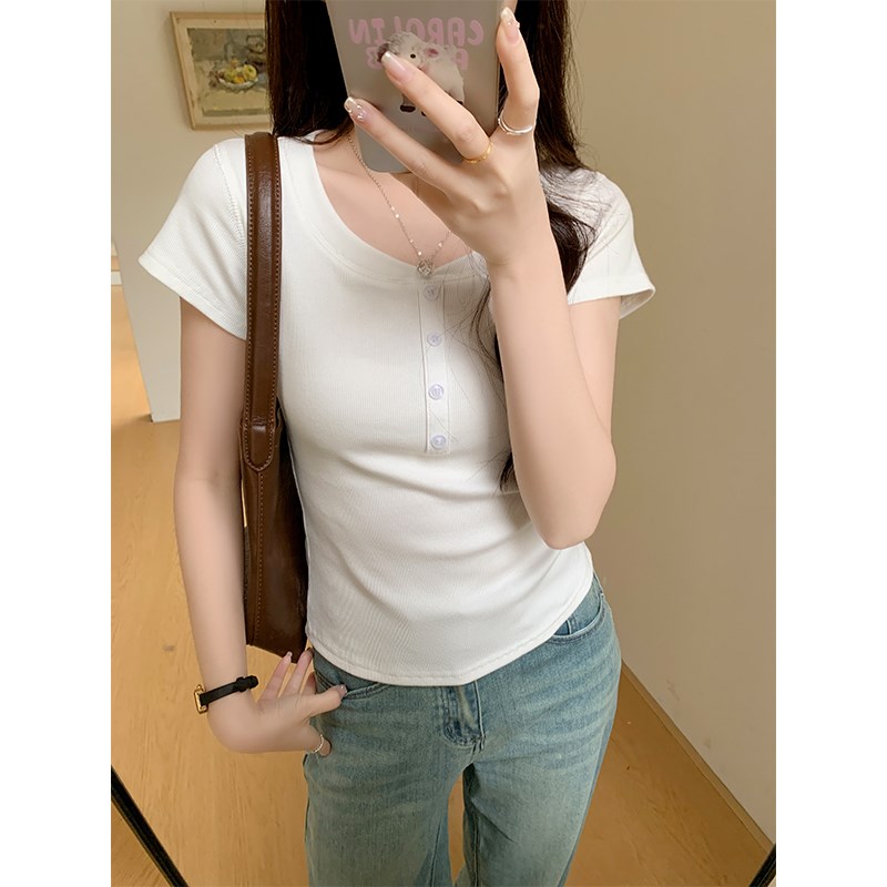 新品白色短袖t恤女春夏季正肩纯欲辣妹超显身材设计Y感纽扣半开领