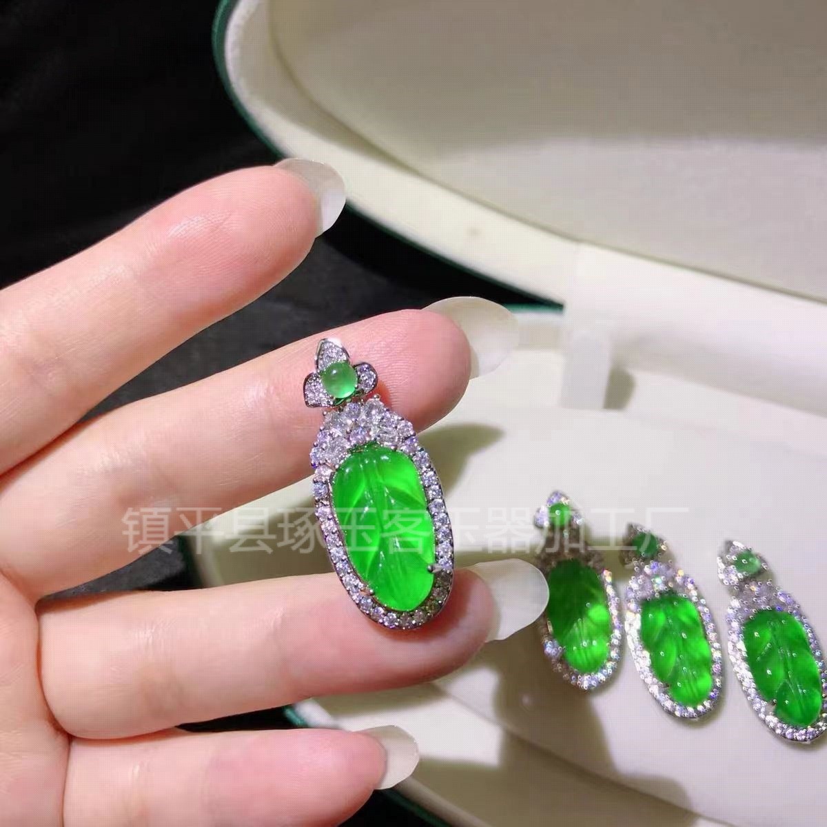 2026巴山翠帝王绿豪华镶嵌玉石毛衣链吊坠满翠小佛挂件锁骨链危翠