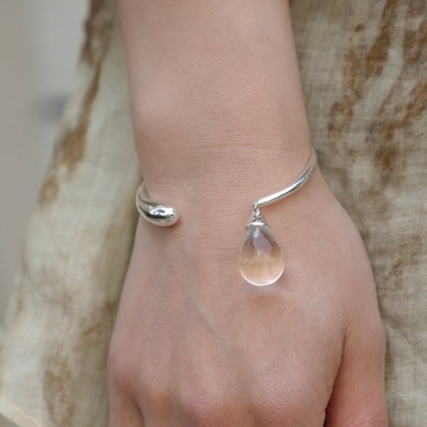 2026白水晶水滴开口手镯女小众设计高级感轻奢简约百搭可调节银色