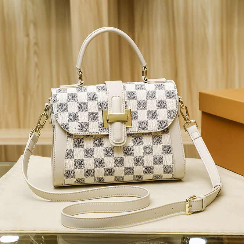 小众设计百搭轻奢2022春季新款时尚高级感百搭斜挎包棋盘格手提包