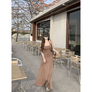 咖色露背挂脖连衣裙女夏季新款收腰修身裙子气质显瘦休闲包臀长裙