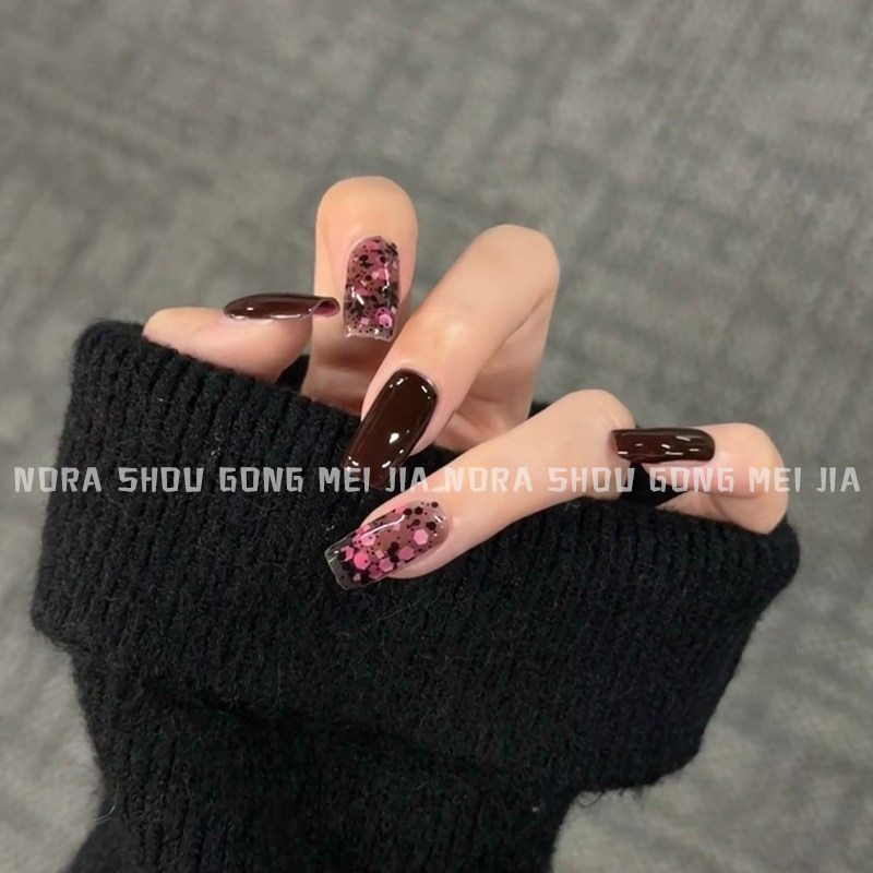 高级感复古黑粉跳色穿戴美甲手工定制秋冬新款显白亮片指甲贴持久,彩妆/香水/美妆工具,穿戴甲/甲片,淘宝优惠券,粉丝福利购,淘宝优惠卷