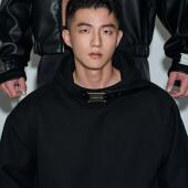 立体版 OUTOF 型 金属皮带戴帽套头卫衣 一片式 款 号136