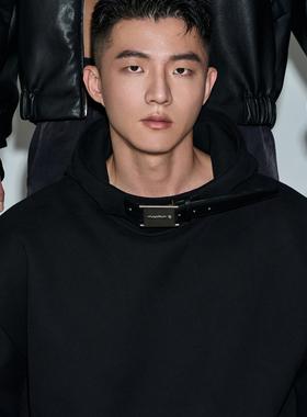 OUTOF - 款号136 金属皮带戴帽套头卫衣 一片式立体版型