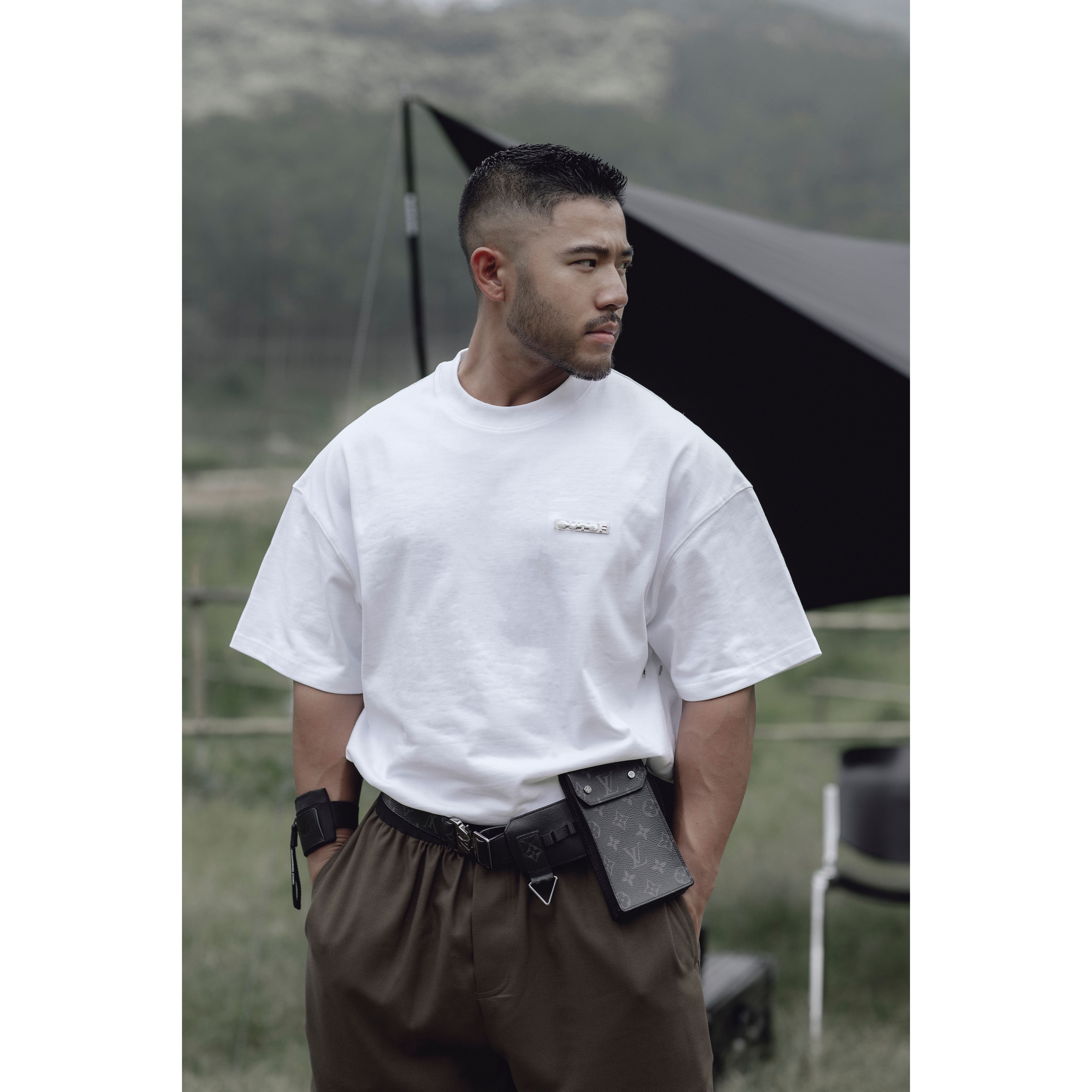 outof宽松五金logo贴片T恤