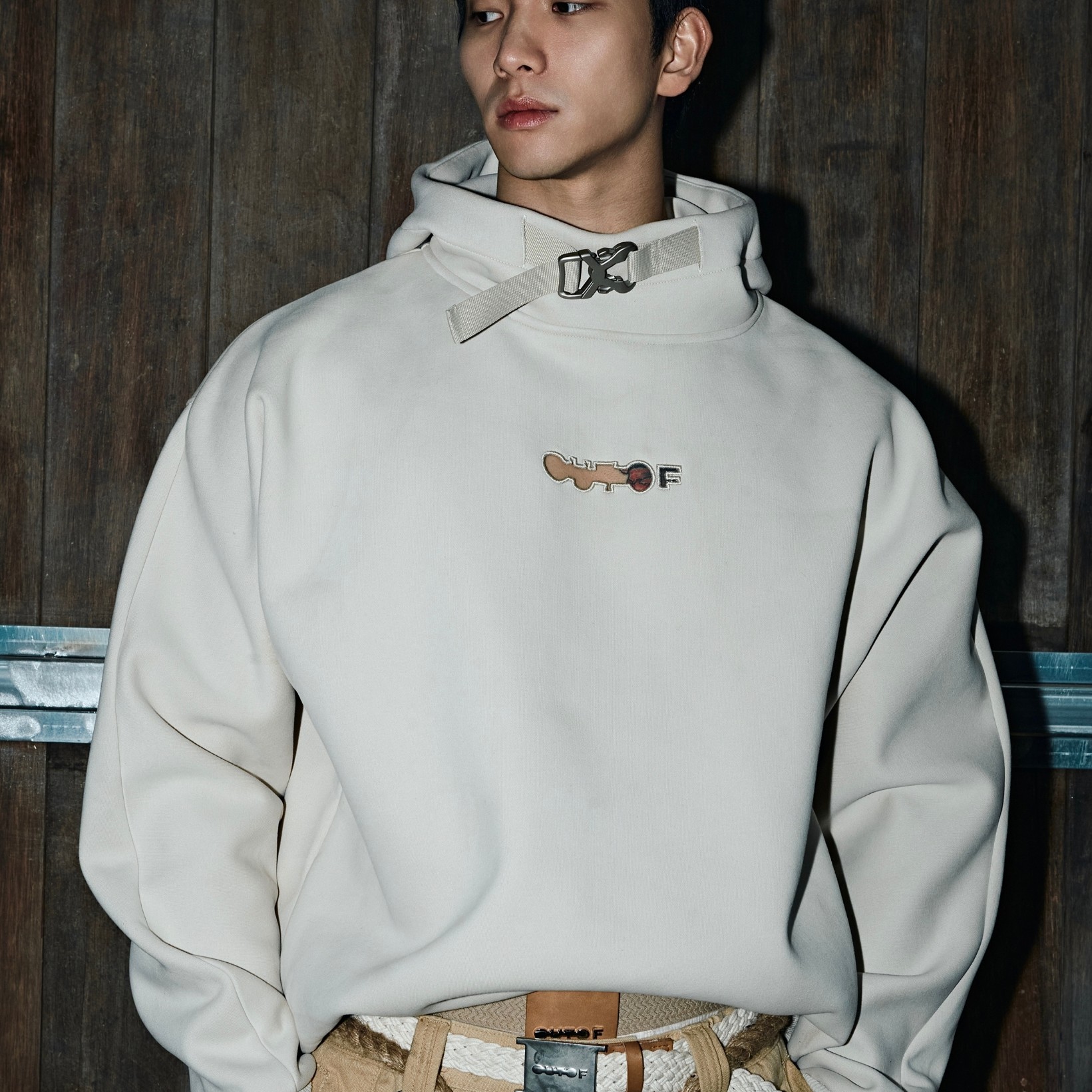 OUTOF - 款号169 织带锁扣 镂空刺绣LOGO宽松加绒卫衣 一片式剪裁