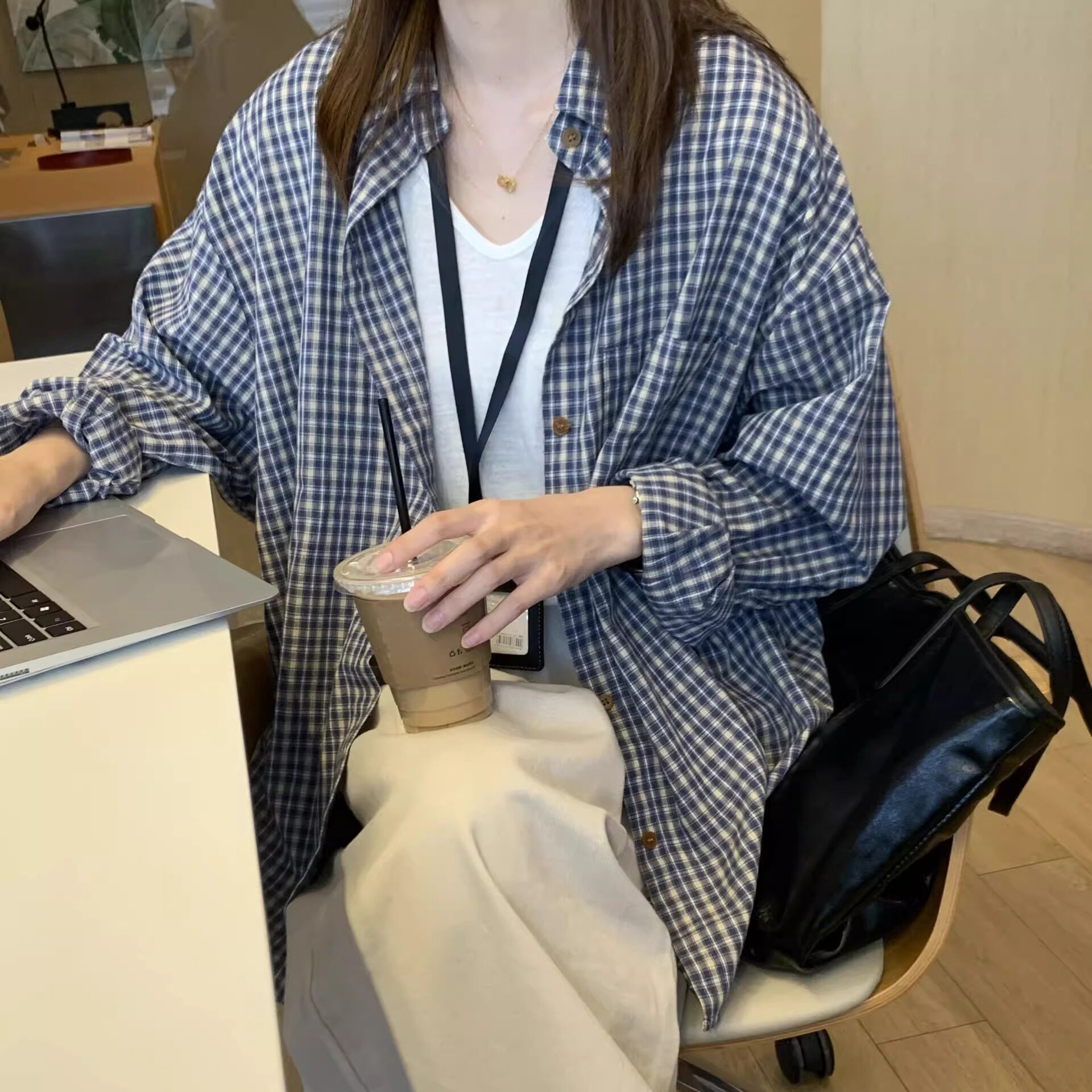 松弛感复古蓝色长袖格子衬衫上衣女春秋新款宽松内搭别致衬衣外套
