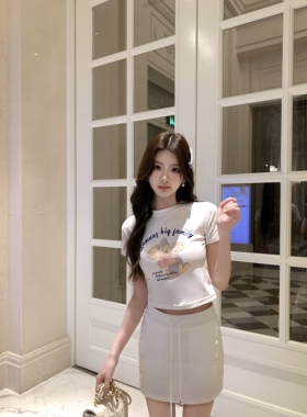 魏妮妮白色印花短袖正肩女T恤夏季性感辣妹修身短款上衣运动短裙