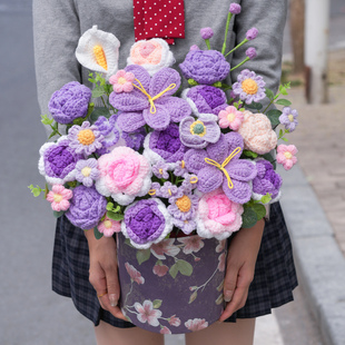 生日礼物送女朋友闺蜜手工钩织郁金香玫瑰毛线花束抱抱桶摆件成品