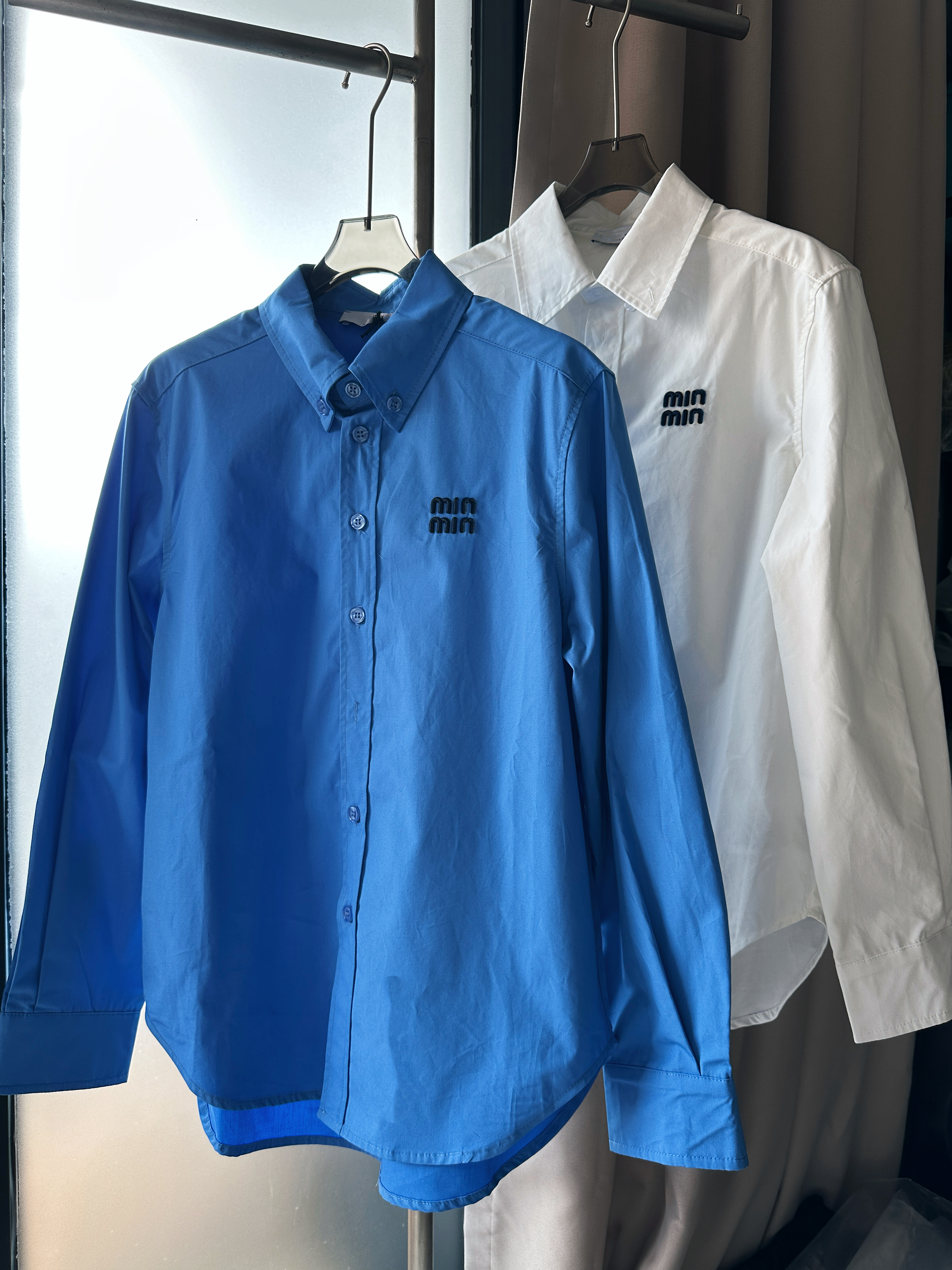 「高版本」miu系时尚百搭蓝色字母微标刺绣长袖翻领单排扣衬衫