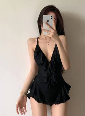 女士挂脖连体裙式泳衣黑色深V荷叶边褶皱纯欲风游泳衣厂家货源