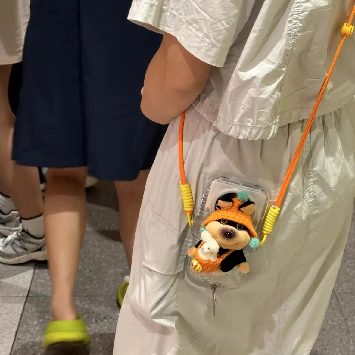 可爱蜜蜂狗玩偶手机背夹斜挎挂绳链条毛绒挂件可背带调节通用壳