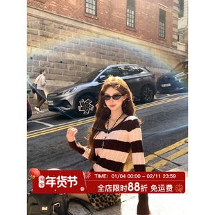 HuoHuo 蜜桃拿铁 条纹美学2026春夏新款女宽松撞色V领麻花纹毛衣