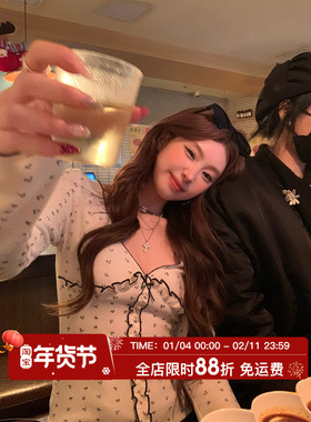 HuoHuo 花间甜褶 2025冬季新款上衣女撞色碎花木耳边印花打底T恤