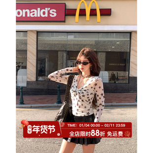 HuoHuo 涩谷繁星 打破沉闷 2026春季新款上衣女印花扭结修身T恤