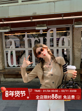 HuoHuo 坚果松饼 英伦风V领针织衫女秋季新款2025高级感短款毛衣