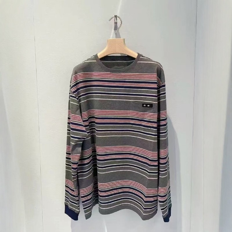 南油高定miu系25秋季新品胸前口袋字母徽标条纹撞色长袖圆领上衣