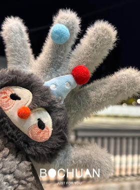 可爱灰色小企鹅毛绒五指手套女生冬天高颜值手套卡通护手新品配饰