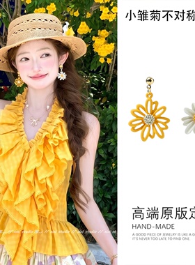 明媚黄色不对称雏菊耳环银针耳钉