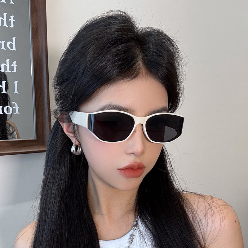 猫眼墨镜女款白色边框高级感2025新款小框复古小脸窄框海边太阳镜