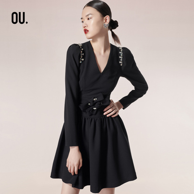 V领设计彰显女性性感柔美气质