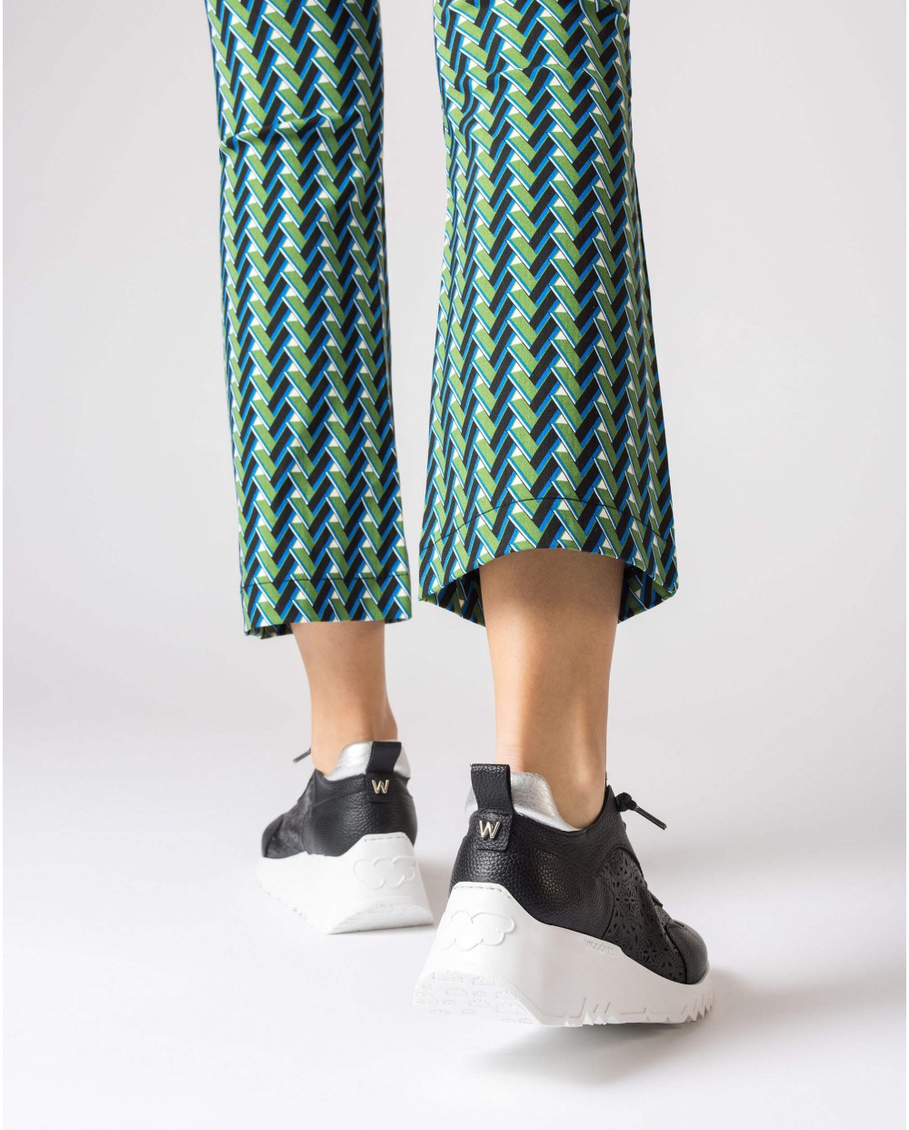 WONDERS镂空冲孔花纹超轻女单鞋