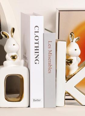 现代轻奢创意OK兔子书档摆件家居玄关书房书架酒柜装饰品书靠