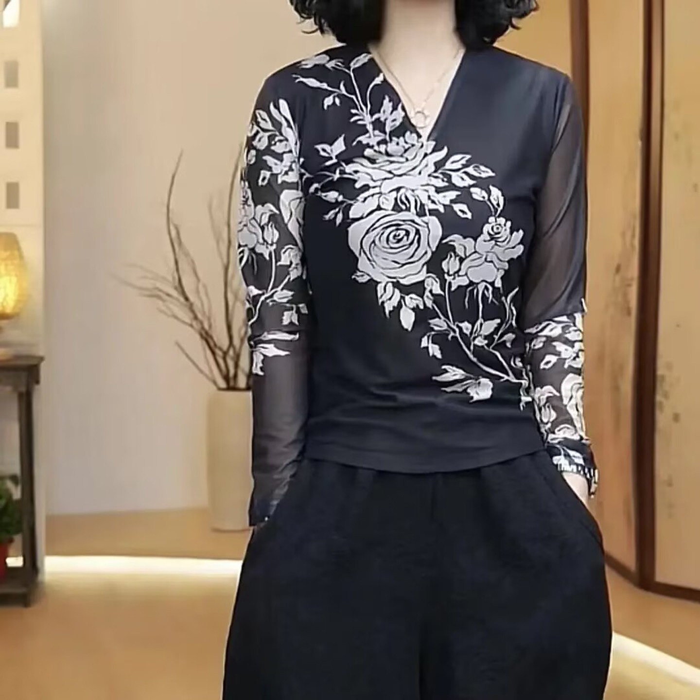 芸菲汇服饰甄选店印花V领打底衫2026秋季女士款网纱长袖显瘦上a3